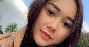 Aura kasih resmi menggugat cerai sang suami, eryck amaral pada kamis (17/12) ke pengadilan agama jakarta selatan. Gugat Cerai Aura Kasih Tak Tahu Keberadaan Eryck Amaral Okezone Celebrity