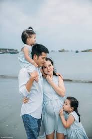 فوتوسيشن عائلي مليء بالحب مع الاطفال علي البحر family photo sessions family photos photo sessions