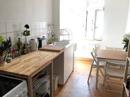 Schone Berliner Altbaukuche Sitzgelegenheit Grosses Fenster Herd Und Regal Kuche Altbau Berlin Altbau Kuche Kuche Bauen Kuche Einrichten