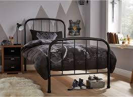 Simplistic Yet Elegant This Metal Bed Frame Will Add A Modern Touch To Any Bedroom With A Sleek Black Finish The Westbrook Is The Per Yatak Dekorasyon Siyah