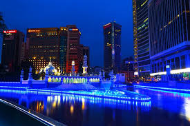 Sekiranya anda berhasrat untuk makan di sini, anda perlu datang awal restoran ini agak sesak dan penuh pada waktu malam kerana ia menjadi antara tempat lepak di kl dari kalangan warga kuala lumpur yang datang ke sini. Lepak Malam Hari Di River Of Life Kuala Lumpur Memang Asyik Libur