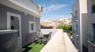 La casa tiene una estructura clásica toledana el precio puede variar en función de las fechas que escojas, pero una casa rural en toledo (capital) cuesta de media 35€ por persona y noche. Casa Toledo Alicante 2020 Reviews Pictures Deals