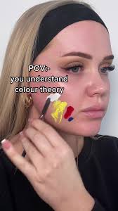 Probando el look de base viral de Hailey Bieber