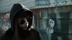 … de voleuse, je suis devenue tueuse. Sunglasses Ray Ban Tokyo Ursula Corbero In The Casa De Papel S01e01 Spotern