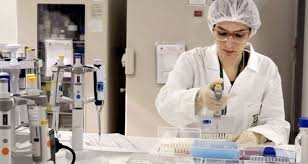 1 de 1 o governador de são paulo, joão doria, mostra uma embalagem da coronavac durante entrevista coletiva em setembro de 2020 — foto: Pesquisadores Do Butantan Combinam Tecnicas De Biotecnologia Para Formular Vacina Contra Covid 19 Pfarma