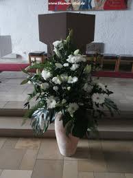 Gesteck Fur Die Kirche In Weiss Mit Lilien Gerbera Und Besonderen Grun Kirchenschmuck Blumengesteck Blumengestecke Hochzeit Blumengestecke Kirchenschmuck