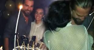 Turkish star engin altan duzyatan who has played the role of ertugrul in the historic and cultural drama dirilis: Neslisah Alkoclar Esi Engin Altan Duzyatan Ile Dakikalarca Sarmas Dolas Dans Etti Dailymotion Video