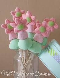Puedes poner las chuches comunión para decorar la mesa dulce dentro de nuestros recipientes, bomboneras y cuencos transparentes para chuches. Pin De Mil Historias De Gominola En Mil Historias De Gominola Brochetas De Dulces Tartas De Chuches Brochetas