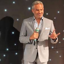 Acerca de actor de televisión conocido por interpretar a pancho lópez en la telenovela una familia con suerte. Arath De La Torre Criticado Por Burlarse De Voladores De Papantla En Comercial