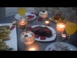 Cenar en su patio al aire libre con sus naranjos y su fuente en una noche de primavera o verano, no tiene precio. Cena Romantica En Casa Receta Para Una Noche Inolvidable