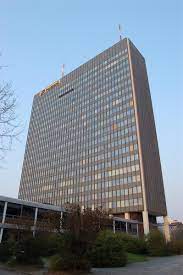 It serves 13 million customers in around 1,000 branches and 700 advisory centers. Postbank Berlin Kreuzberg 1971 Structurae