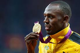Usain bolt, gold medal olympic. Jamaica S Usain Bolt Holds His Gold Medal During The 100m Victory Ceremony Abc News Australian Broadcasting Corporation