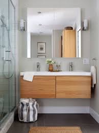 Petite Salle De Bains 33 Idees Pour La Decorer Et L Amenager En 2020 Decoration Salle De Bain Petite Salle De Bain Amenager Petite Salle De Bain