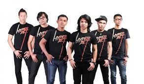 Merenung jauh mendengarkan kata hati mengharap kasih sentuhan jiwa nan suci dan ku merenung ke dalam dirimu. Lirik Lagu Takkan Pergi Hyper Act Lirik Lagu Muzik Anda