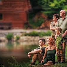 Outdoor Large Family Photos Family Photos In 2020 Family Portrait Poses Big Family Photos Extended Family Photography