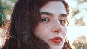 Camille Alexander : अरे बाप रे! अंगावरील केस विकून ही मॉडेल कमावत आहे  कोट्यवधी रुपये