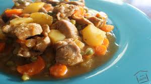 Para esta ocasión, nosotros la hemos tras evitar las tentaciones de meter la cuchara nada más destapar la olla, servimos las guarniciones y a comer este delicioso estofado de pavo con patatas. Estofado De Pavo Youtube