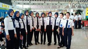 To ensure passenger comfort, the ground crew is responsible for all cabin services. Pekerjaan Seorang Staff Bandara