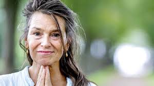 Sangerinden Elisabeth går tæt på broderen Peter A.G. i ny bog: Derfor har  jeg ikke set ham længe