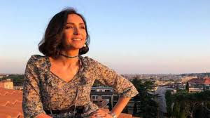 Bellissima, pazzesca e al top della forma, fa sognare i fan. Caterina Balivo Fa I Capelli Da Sola I Suoi Tre Step Per Ricci Perfetti Video