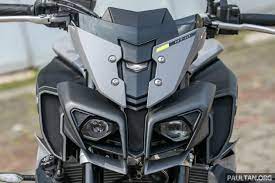 The yamaha mt 15 weighs 138 kg and has a fuel tank capacity of 10 liters. Review 2018 Yamaha Mt 10 The Heart Of Darkness Paultan Org