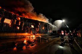 Un incendiu de proporții a izbucnit puțin după miezul nopții de vineri spre sâmbătă în timișoara. Oci3qkb3 P7lcm