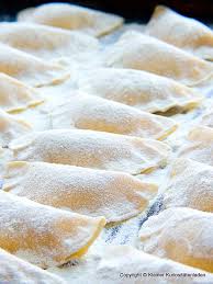 Kleiner Kuriositatenladen Cappelletti Mit Ricotta Kase Fullung Und Thymian Zitronen Butter Ricotta Kase Ricotta Nudelteig Rezept