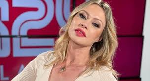 Anna Falchi: «I miei ex? Fiorello il primo amore, Ricucci l'errore più  grande. Oggi