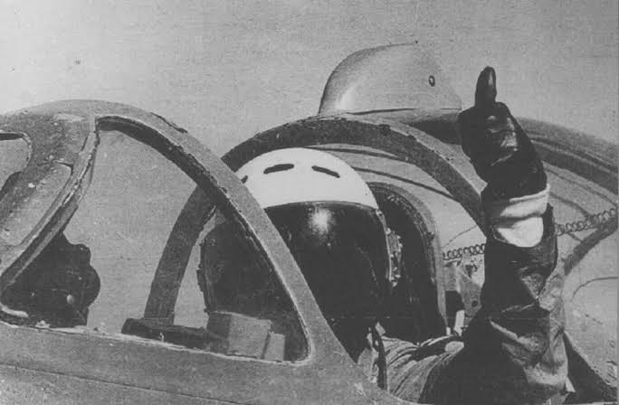 أرشيف جريدة الاهرام الرسمية المصرية التاريخي عن حرب اكتوبر 1973 . الصور الحقيقيه عن ابطال الحرب ..
