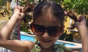 Îngrozită că va fi adoptată de alţi oameni, Gabriela, o fetiţă de 7 ani  crescută de o familie din Bocşa, a ajuns la psiholog