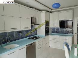 Staron® %100 akrilik esaslı reçine ve yüksek nitelikli minerallerin bileşiminden oluşan masif yüzey kaplama malzemesi ya da katı yüzey kaplama malzemesi olup hem bu özelliklerinden dolayı gerek mutfak gerekse banyolarda akrilik tezgah olarak kullanılmaktadır. Akrilik Mutfak Dolabi Kapaklari Ankara Ankara Da En Iyi Ev Tadilat Mutfak Firmasi