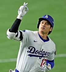 ドジャース大谷翔平１号ホームラン、９９マイルを「ギリギリ弾」…ベンチではデコピンポーズ : 読売新聞