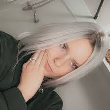 Anna Flach's Instagram, Twitter & Facebook