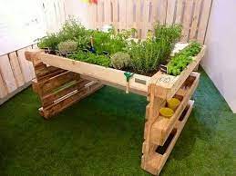 Dank ihrer robustheit sind die holzpaletten auch im außenbereich vielseitig einsetzbar. á… Hochbeet Aus Paletten Bauen Diy Anleitung Ratgeber 2021 Pallets Garden Pallet Garden Garden Beds