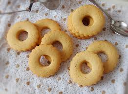 Sono dei biscotti friabili e leggeri, perfetti per chi soffre di intolleranza al lattosio perché senza burro e senza latte. Biscotti Semplici Al Latte Senza Burro Dolce Da Inzuppo