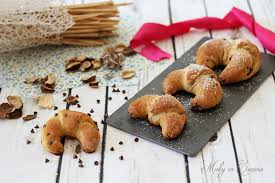 Oggi a colazione cornettini al cioccolato! Cornetti Morbidissimi Con Gocce Di Cioccolato Ricetta Dolce