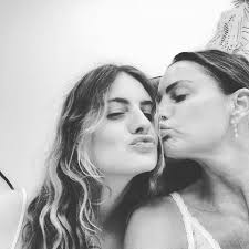 Gone are the days when you could spot somebody who had plastic surgery procedures with ease. Gabrielle Anwar Mother Daughter Plastic Surgery Drbentalei Willowxylia Shareefmalnik Facebook