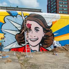 Een lachende Anne Frank uit liefde voor de stad