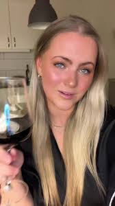 Amanda Holst's Instagram, Twitter & Facebook