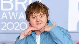 Boris johnson holds a bilateral meeting with his german chancellor angela merkel at chequers, the prime minister's country residence, as part of her final uk visit before stepping down later this. Prominenter Doppelganger Sanger Lewis Capaldi Sieht Aus Wie Angela Merkel