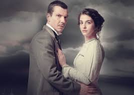 Ολοκλήρωσε τις σπουδές της σε μουσικό σχολείο ενώ σε ηλικία 18 ετών ξεκίνησε τις σπουδές της ως νηπιαγωγός. To Kokkino Potami Giati Ta3idepsan Sthn Soyhdia Papazhshs Kai Pantoysh Pic