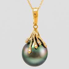 Maison D Encheres En Ligne Catawiki 14kt Yellow Gold Pendant With Genuine Tahitian Black Pearl 14 5 X 16 5 Mm And 0 03 Ct Bijoux Perles Bijoux Collier Bijoux