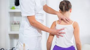 Mais les douleurs s'étendent au niveau des reins et du bas du dos. Lombalgie Mon Enfant A Mal Au Dos Que Faire Magicmaman Com