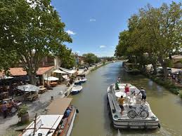 The trip down the canal du midi was boring but all the other organised trips were good. Le Canal Du Midi A Velo De Carcassonne A La Mediterranee