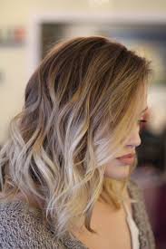 Balayage Blond Sur Un Carre Plongeant Coiffure Coupe Coiffure Couleur Cheveux