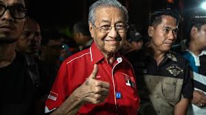 Tun dr mahathir mohamad bab ini menerangkan tentang perdana menteri malaysia yang keempat. Mahathir Mohamad The Man Who Dominated Malaysian Politics Bbc News