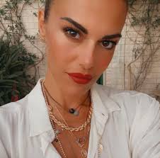 Ora ha i capelli più chiari e con la frangetta. Bianca Guaccero Capelli Taglio Medio Con Frangia E Colore Piu Chiaro