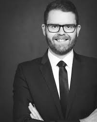 Zu meiner Person: Mein Name ist Florian Bauer. Ich darf mich als neuer  Mitarbeiter und Verstärkung der Kanzlei Dr. Sojka & Kasch vorstellen.  Nachdem ich im Jahr 2009 beim Landesamt für Finanzen