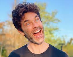 Mariano martínez y rodrigo guirao díaz se encuentran filmando en saladillo el largometraje humo bajo el agua, dirigido por julio midú y fabio junco, y comparten en sus redes sociales el día a. El Radical Cambio De Look De Mariano Martinez Se Pelo Revista Paparazzi