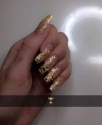 Las uñas acrílicas son una opción genial cuando quieres lucir una manicura estupenda, pero sientes que las tuyas no han crecido lo suficiente o simplemente te apetece lucir algo más profesional en un evento especial. Pin En Nails